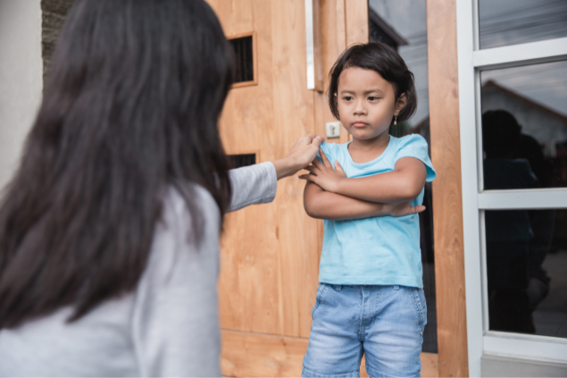 Odua Images / Canva Mãe conversando com a filha