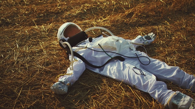 Astronauta deitado no chão.