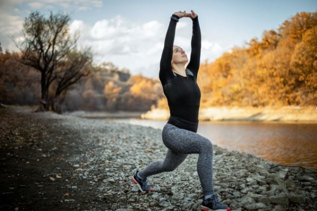 Imagem de uma mulher fazendo exercício físico ao ar livre