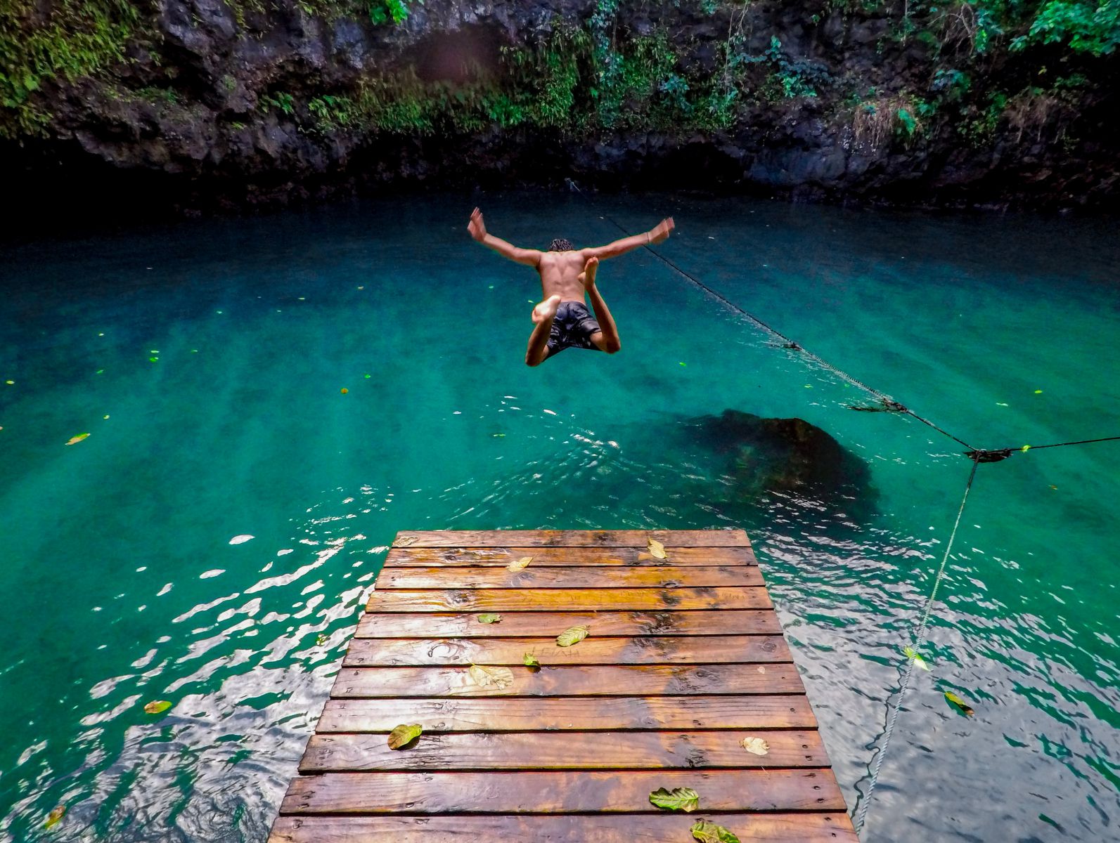 Pessoa saltando em um lago