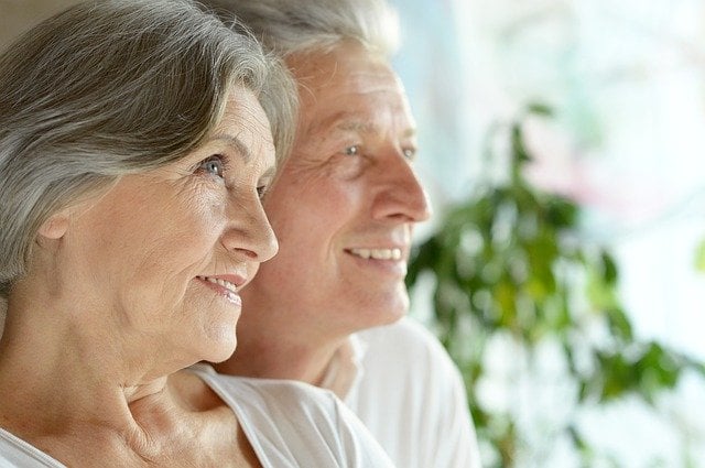 Homem e mulher idosos sorrindo