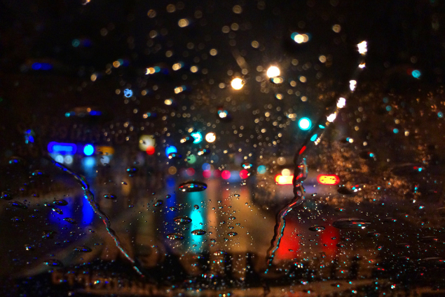 Chuva à noite. Há, também, faróis nas imagens