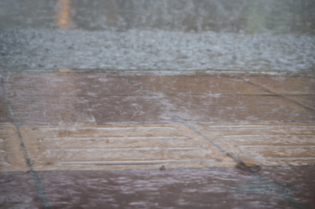 Calçada alagada por conta da chuva forte