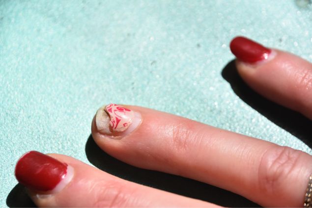 Unha pintada e quebrada