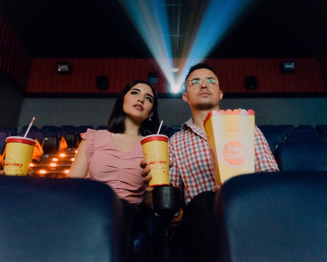 Mulher e homem brancos no cinema.