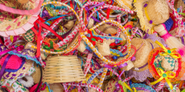 Itens decorativos de festa junina.