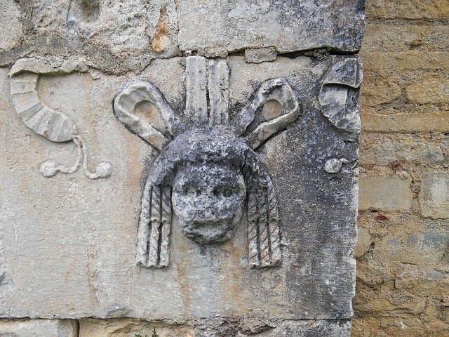 Desenho da Deusa Hátor cravado numa pedra.