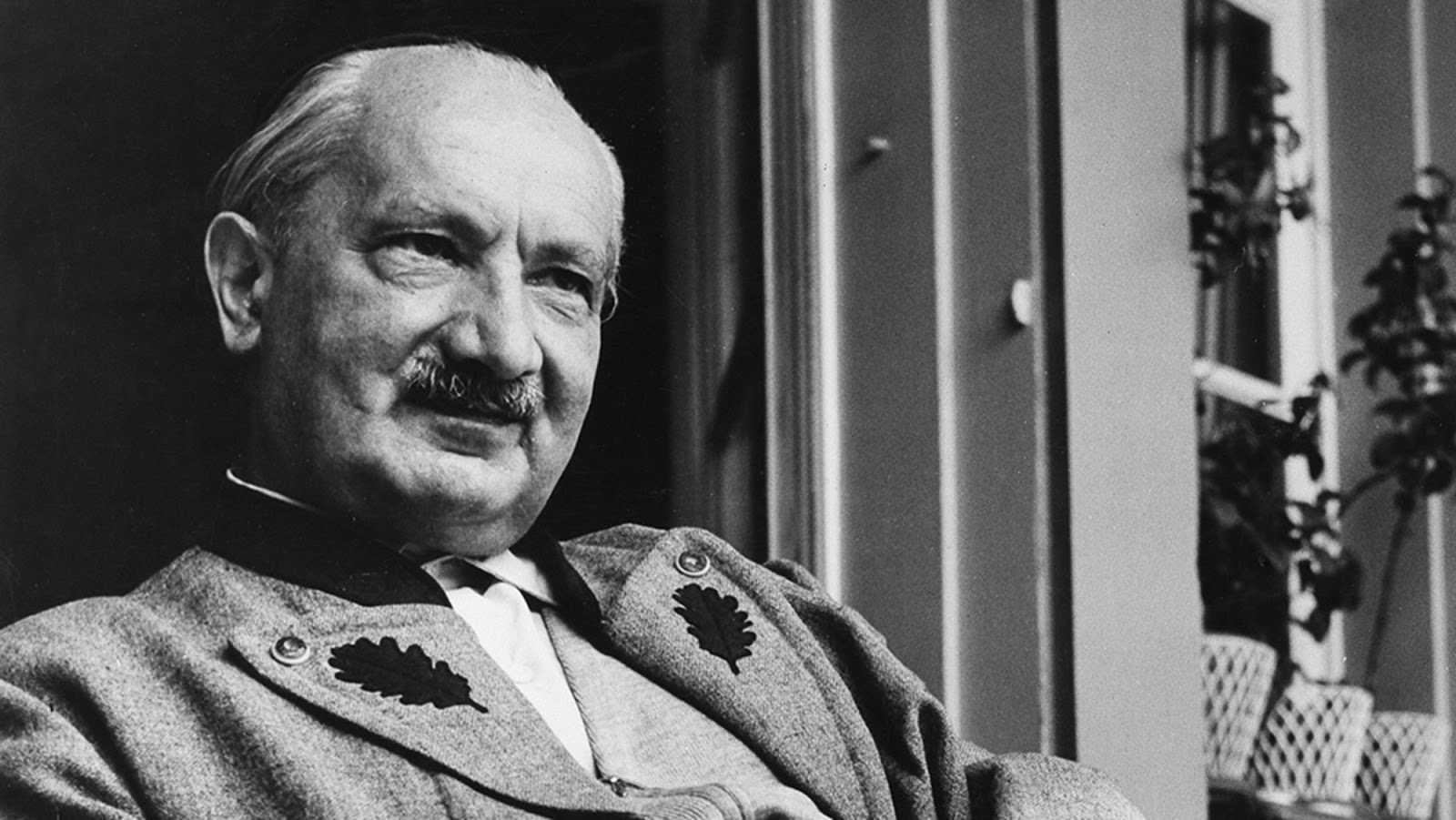 Martin Heidegger sorrindo e olhando para o lado 