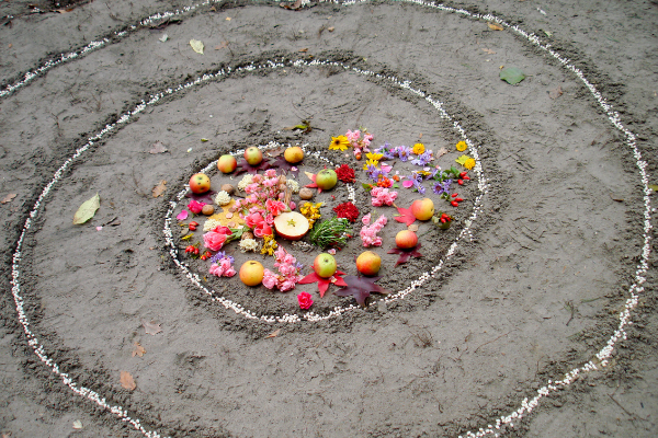 Círculo no chão com frutas e flores