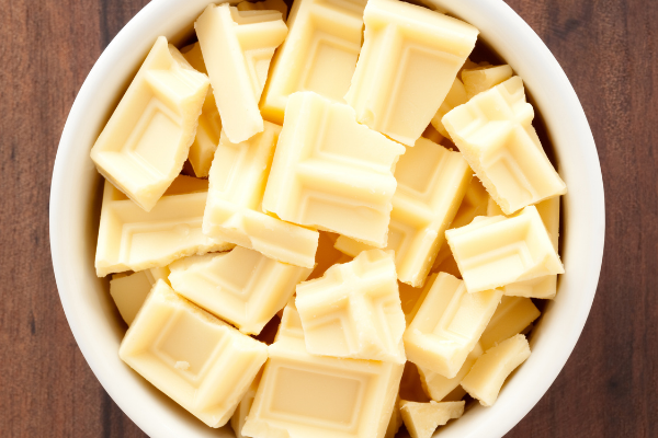 Potinho com chocolate branco cortado