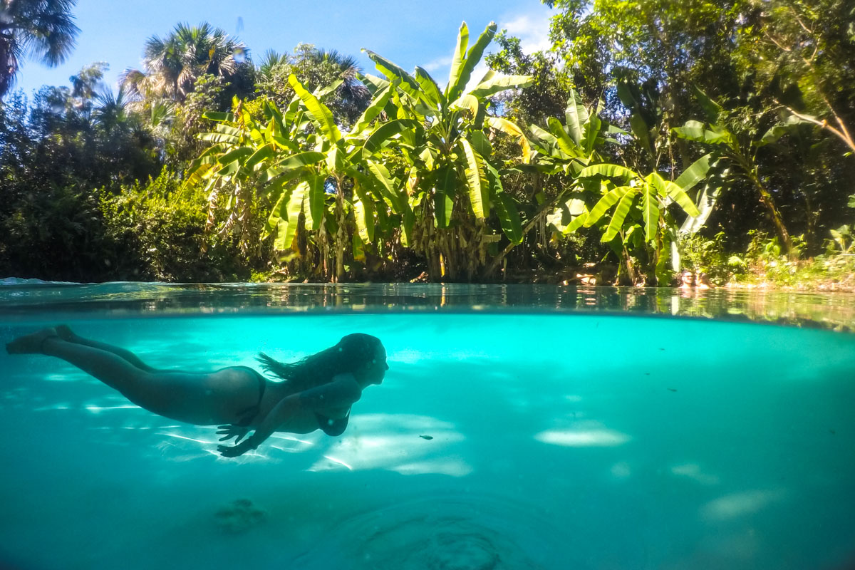 Mulher mergulhando em um lago do Jalapão
