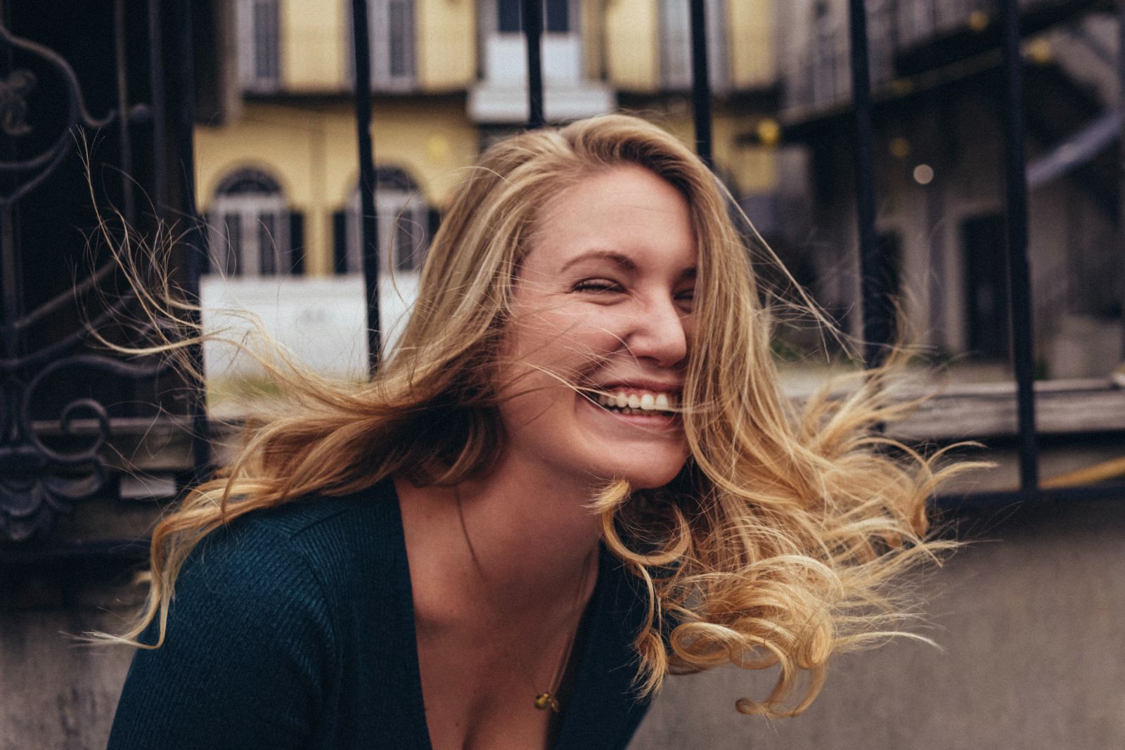 Retrato de uma mulher sorrindo com os cabelos ao vento