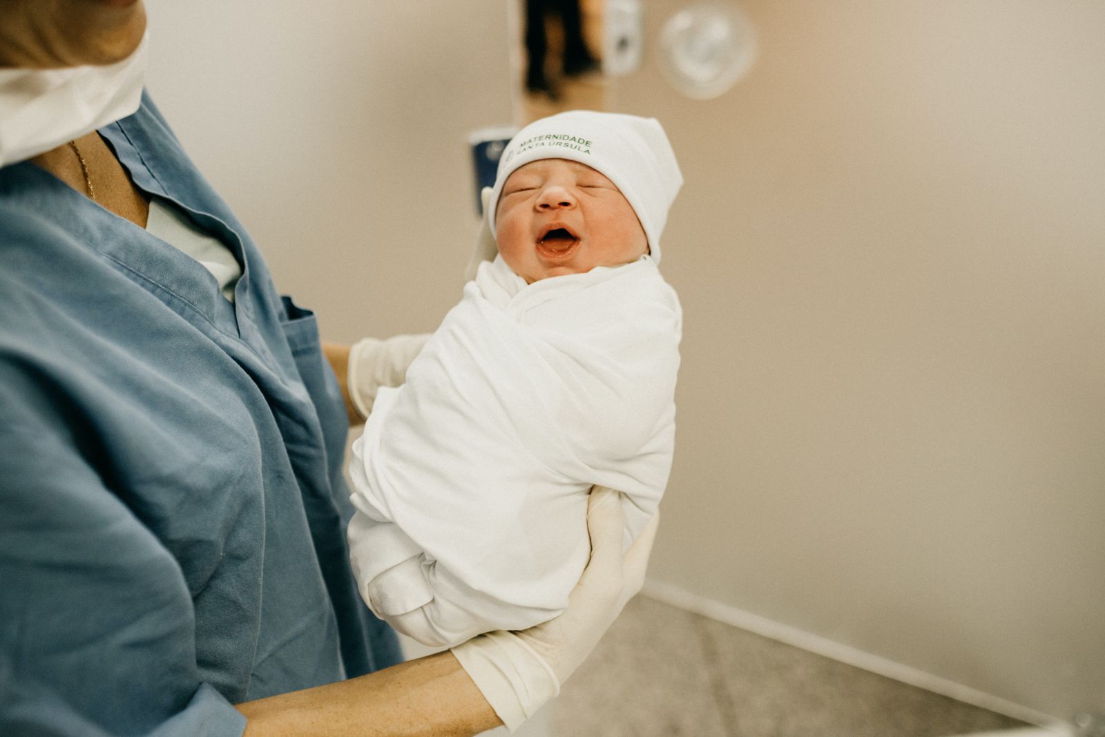 Médica segurando bebê recém nascida 