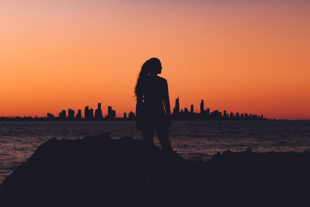 Silhueta de mulher durante o pôr-do-sol.