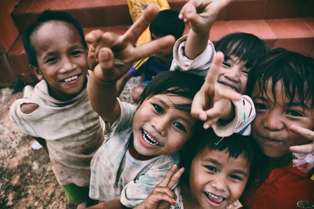 Crianças em campo de guerra sorrindo