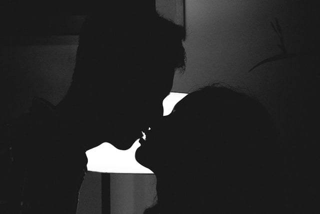 Homem e mulher beijando