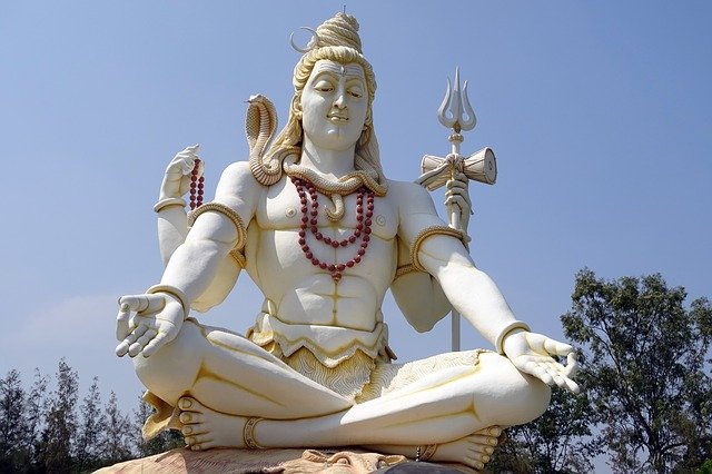 Representação do Deus Shiva em escultura.