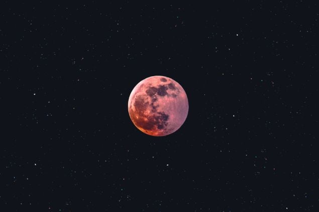 Lua em tom avermelhado.