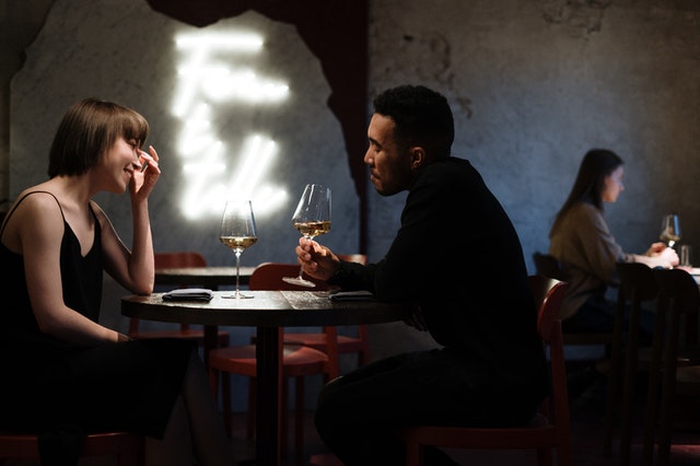 Homem e mulher à mesa de um restaurante, conversando
