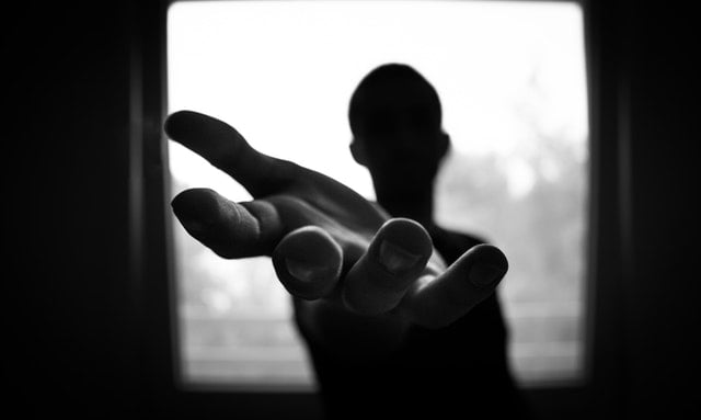 Mão de pessoa visto de perto em foto preta e branca