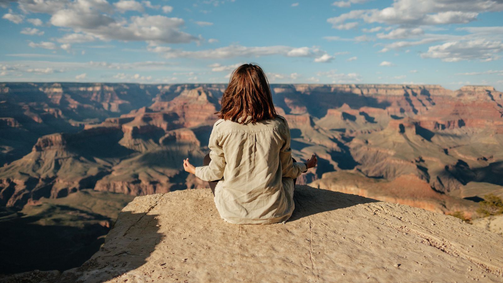 Mulher meditando em uma montanha