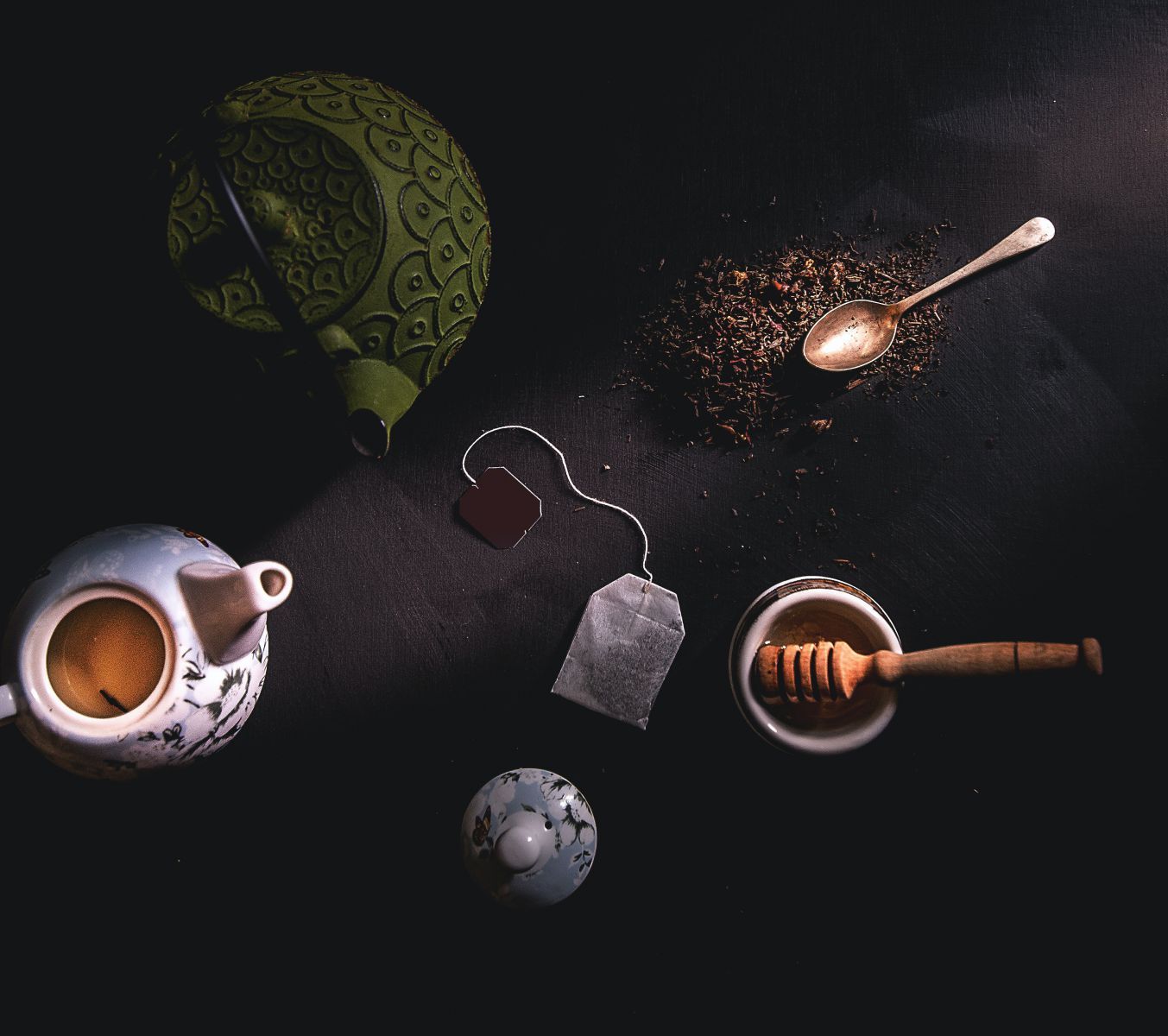Xícara de chá e colher de bronze