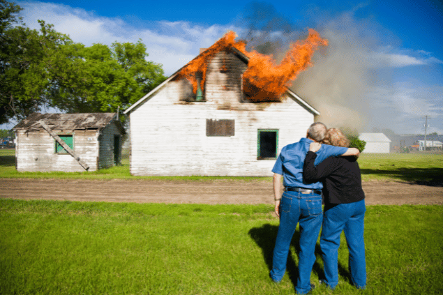 Familia vendo casa pegar fogo
