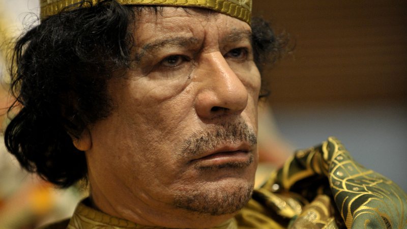 Muammar al-Gaddafi olhando para frente