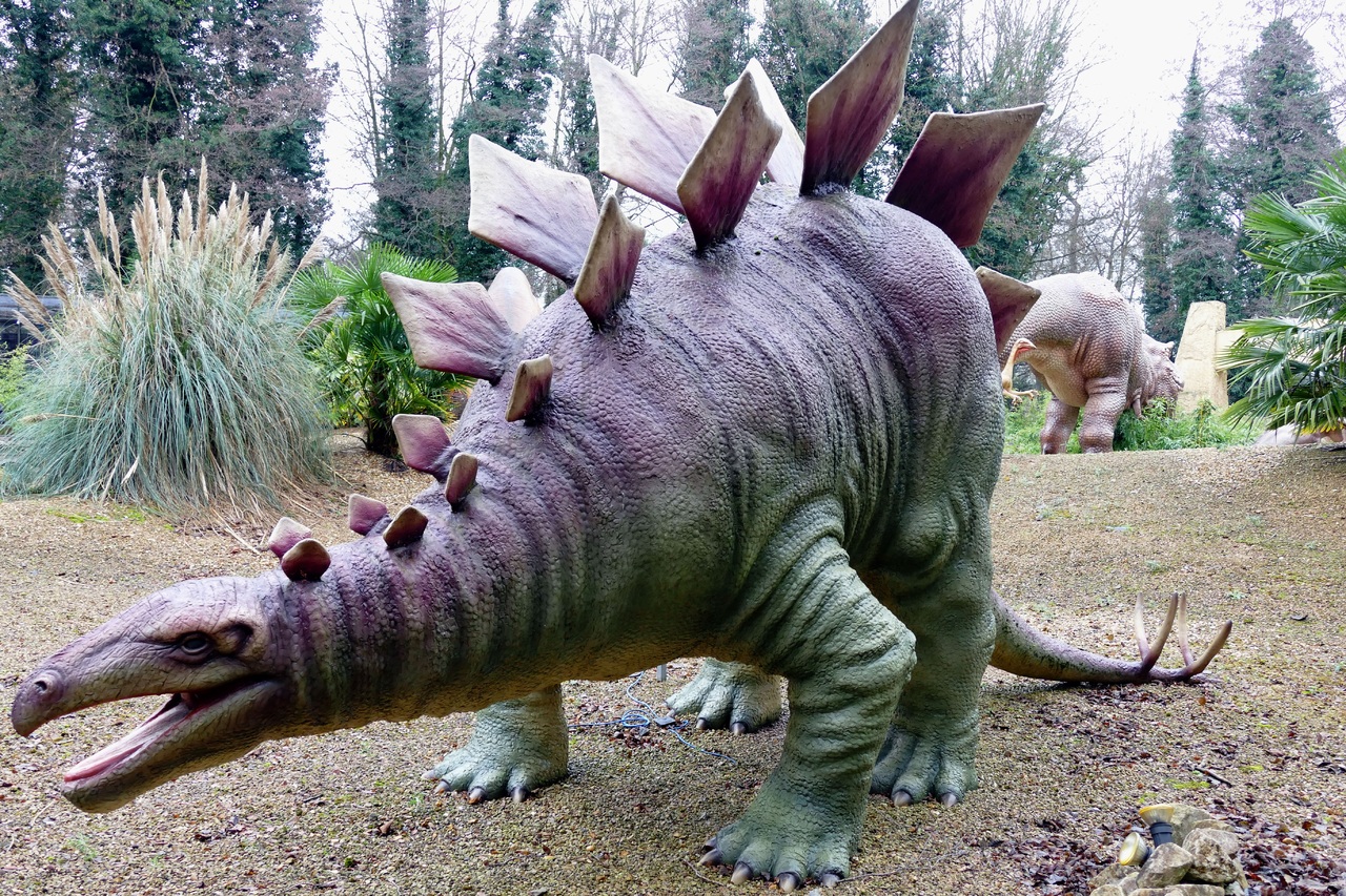 Estátua de um Estegossauro em uma floresta