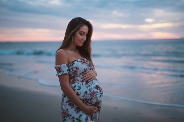 Mulher grávida na praia