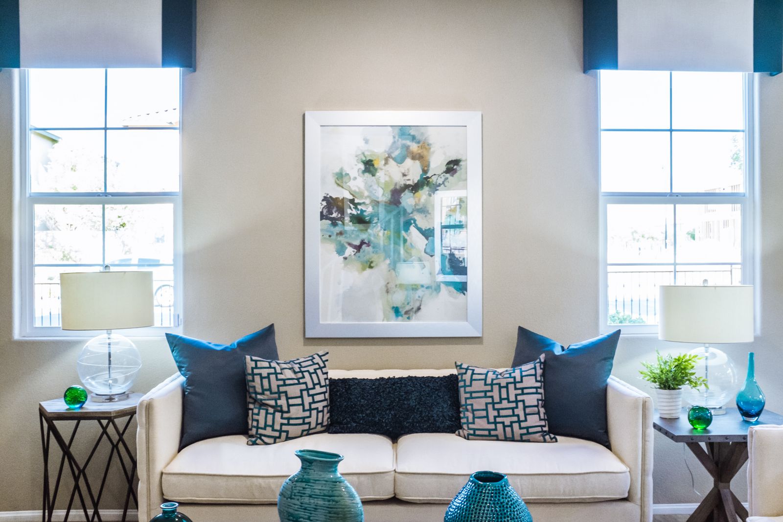 Sala de estar com sofá e almofadas azuis