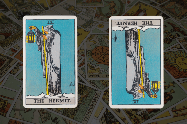 Montagem com a carta O Eremita do Tarot na posição normal e outra carta O Eremita na posição invertida. Ao fundo, há várias cartas de Tarot.
