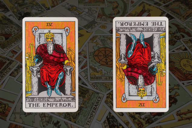 Montagem com a carta O Imperador do Tarot na posição normal e outra carta O Imperador na posição invertida. Ao fundo, há várias cartas de Tarot.