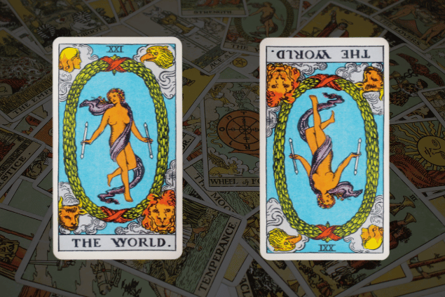 Montagem com a carta O Mundo do Tarot na posição normal e outra carta O Mundo na posição invertida. Ao fundo, há várias cartas de Tarot.