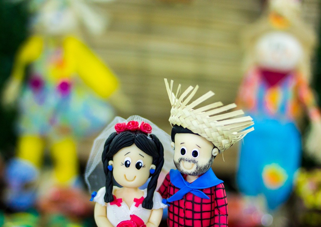 Bonequinho de mulher e homem com trajes típicos de noivos de festa junina.