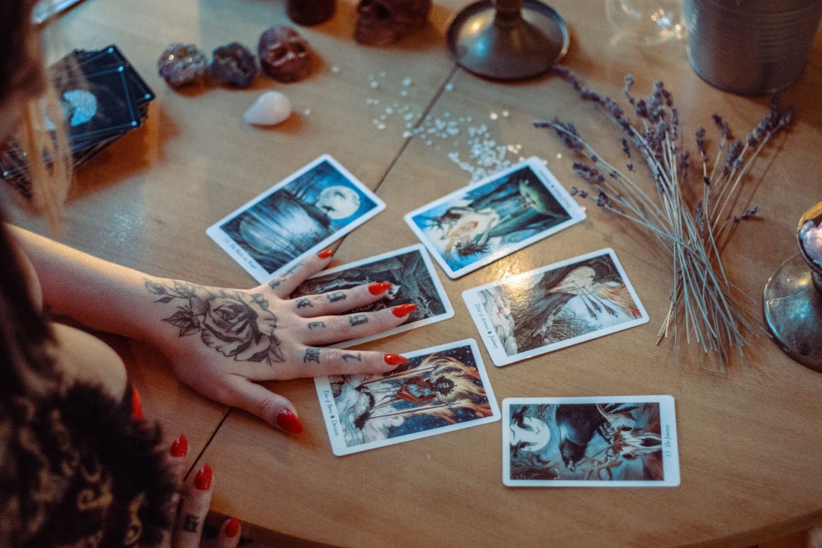 Mulher com suas mãos nas cartas de tarot