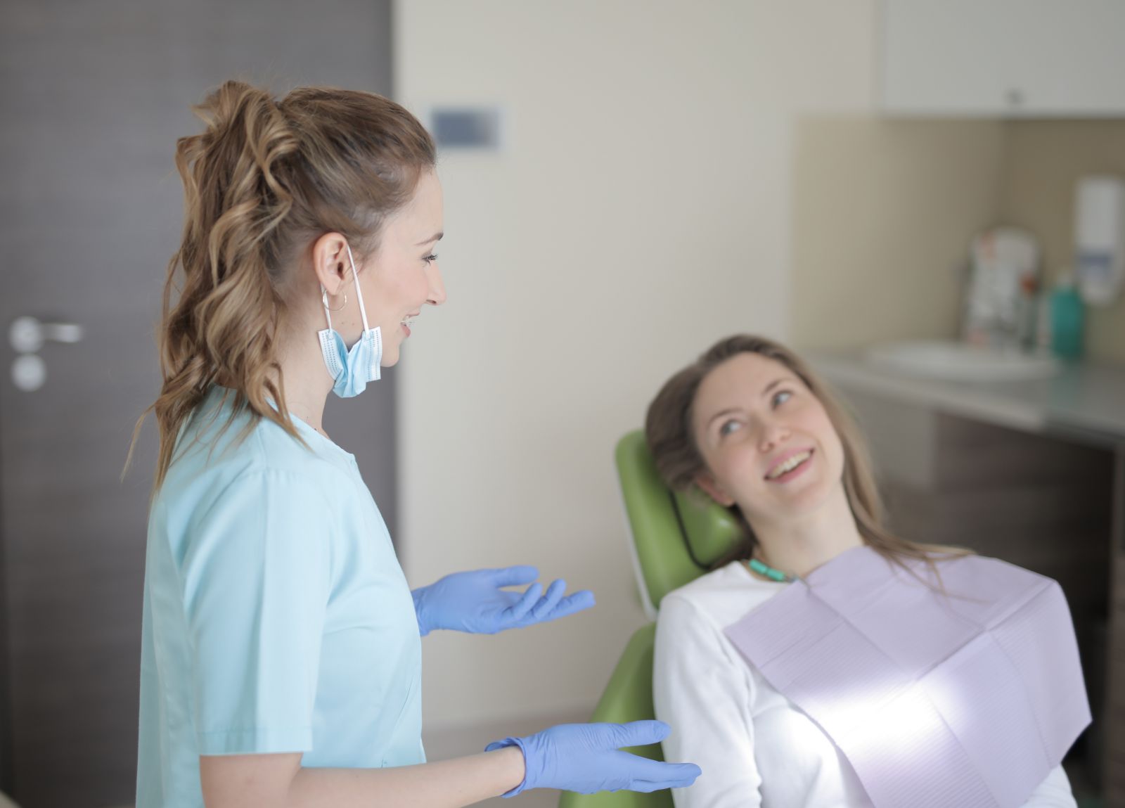 Dentista falando com sua paciente