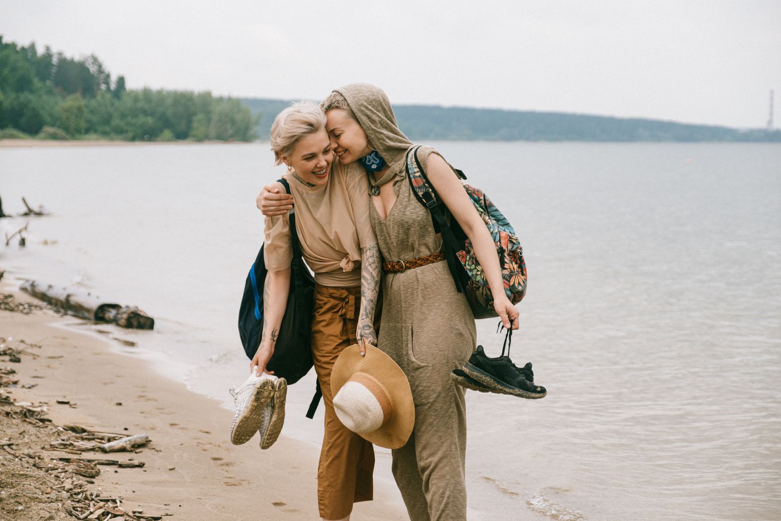 Duas mulheres se abraçando na praia