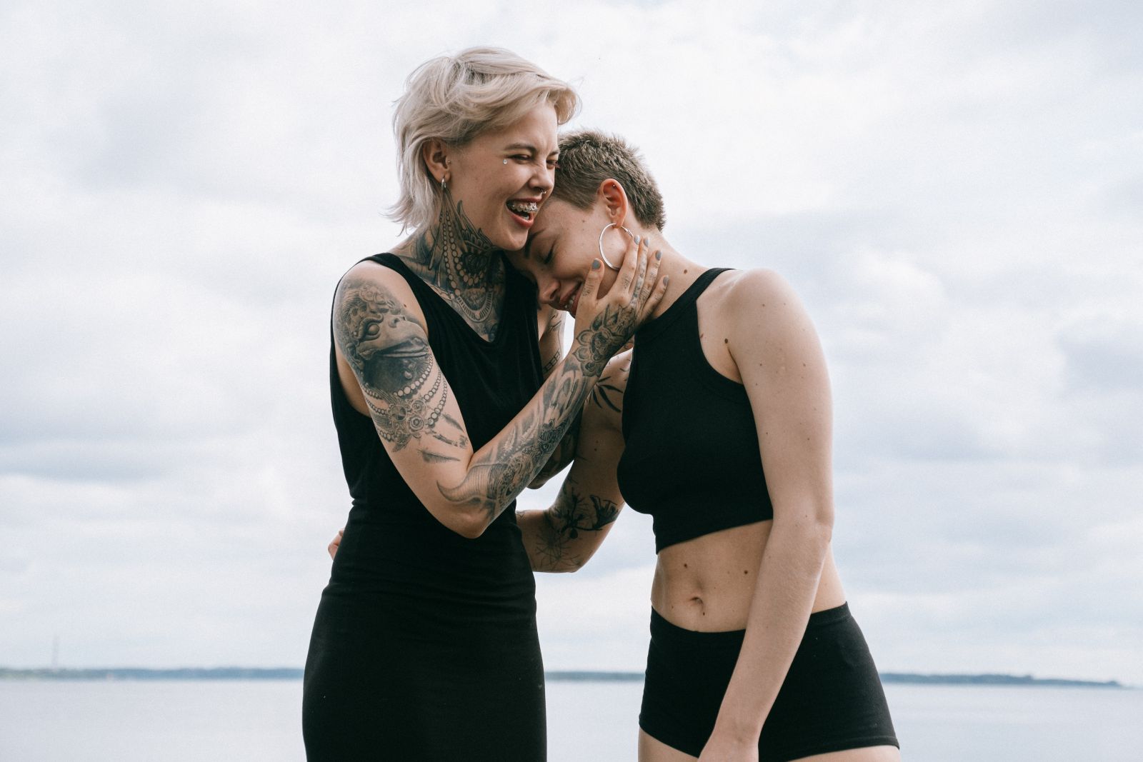 Duas mulheres se abraçando na praia