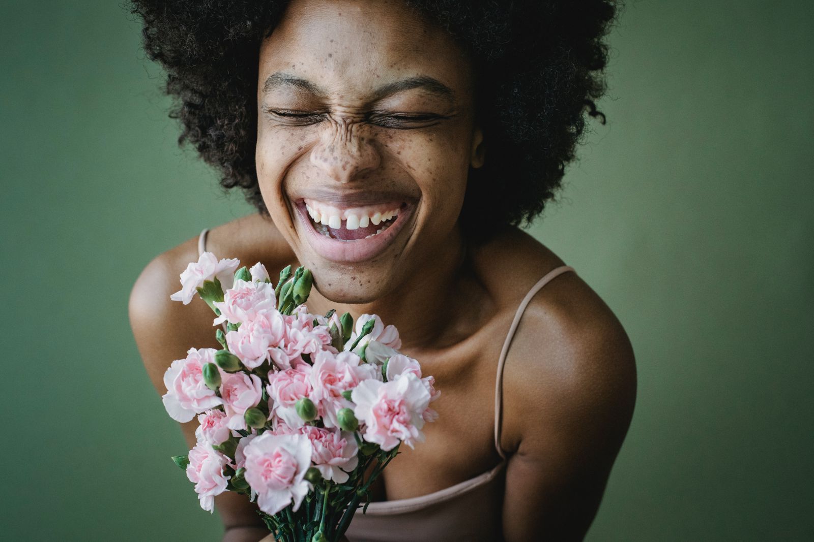 Mulher sorrindo segurando flores