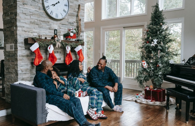 Família reunida no sofá de casa durante o Natal