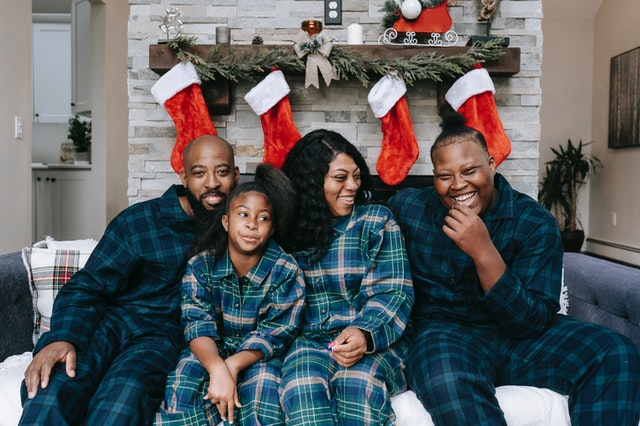 Família negra usando pijamas azuis.