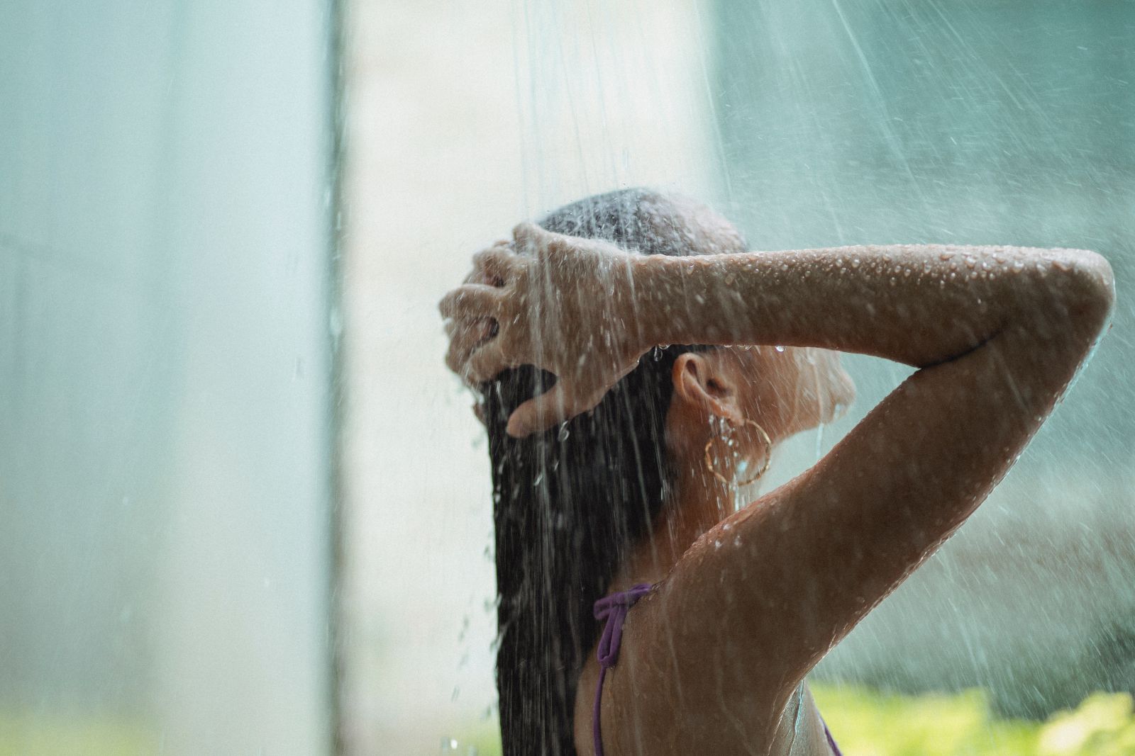 Mulher tomando banho no chuveiro