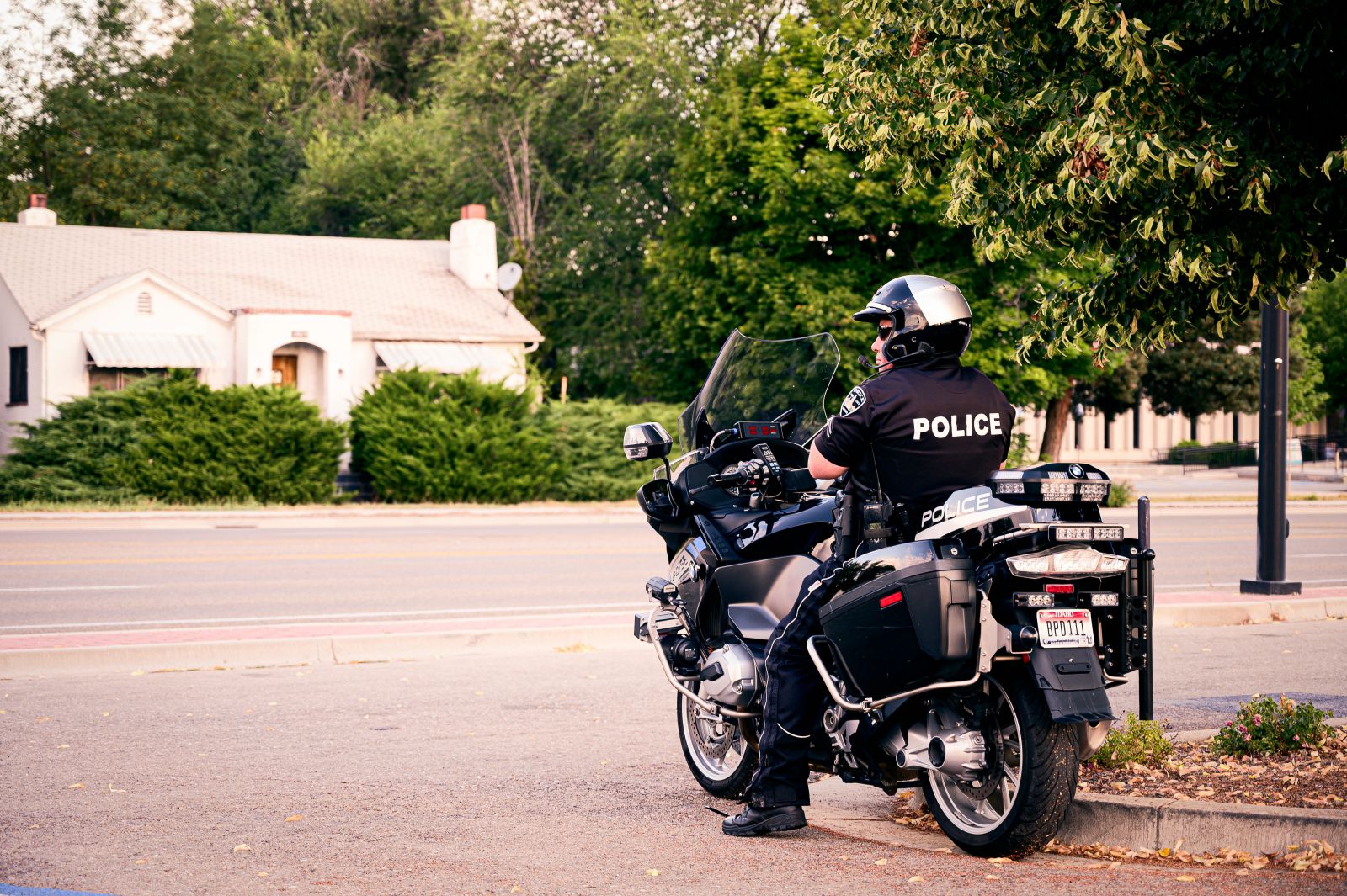 Policial branco em moto.