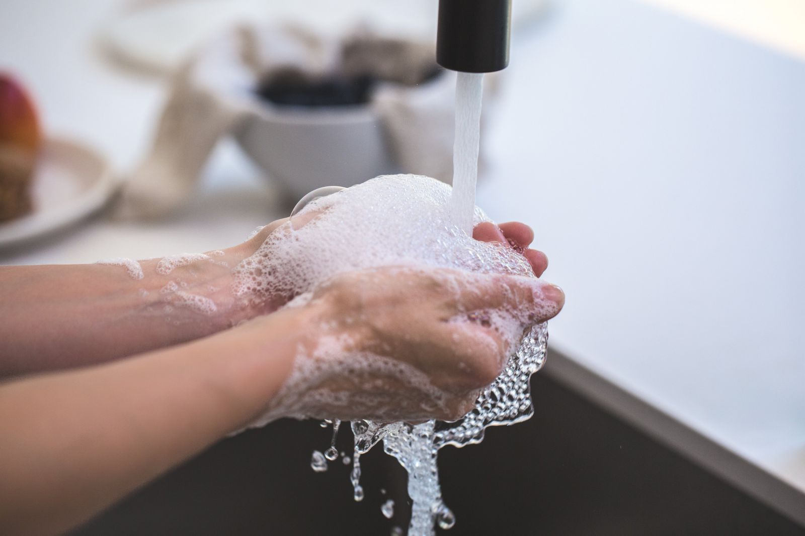 Pessoa lavando as mãos
