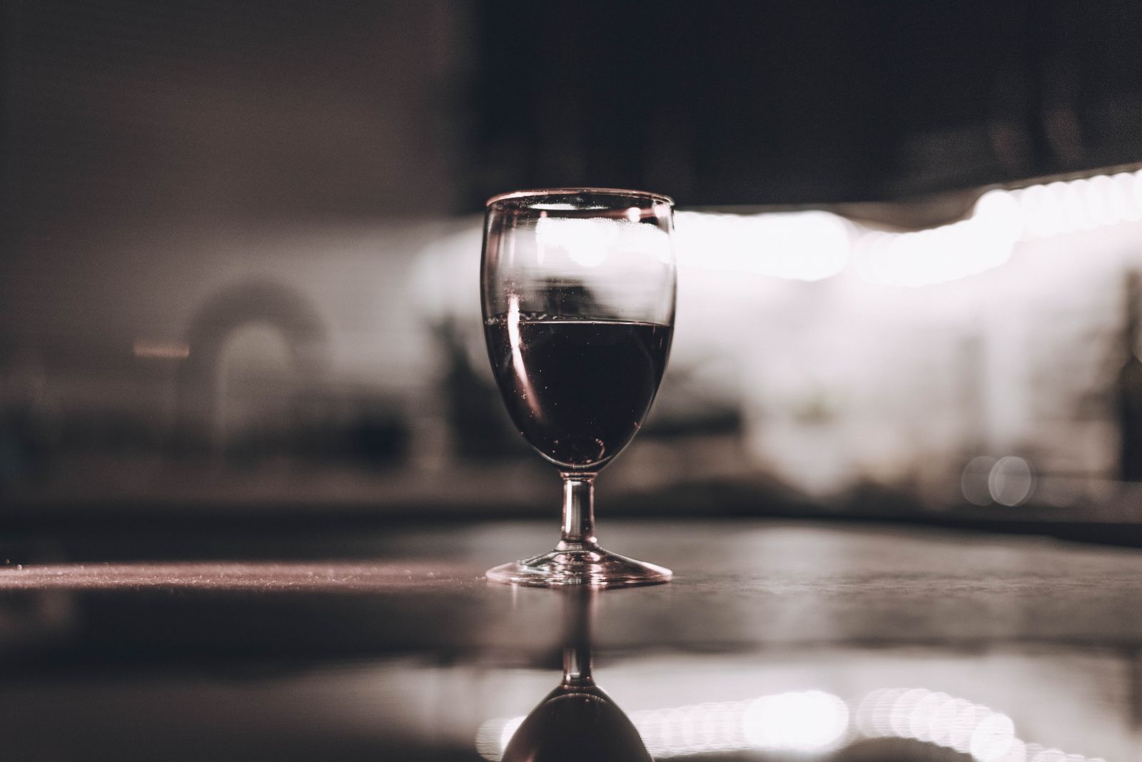 Taça de vinho em uma mesa