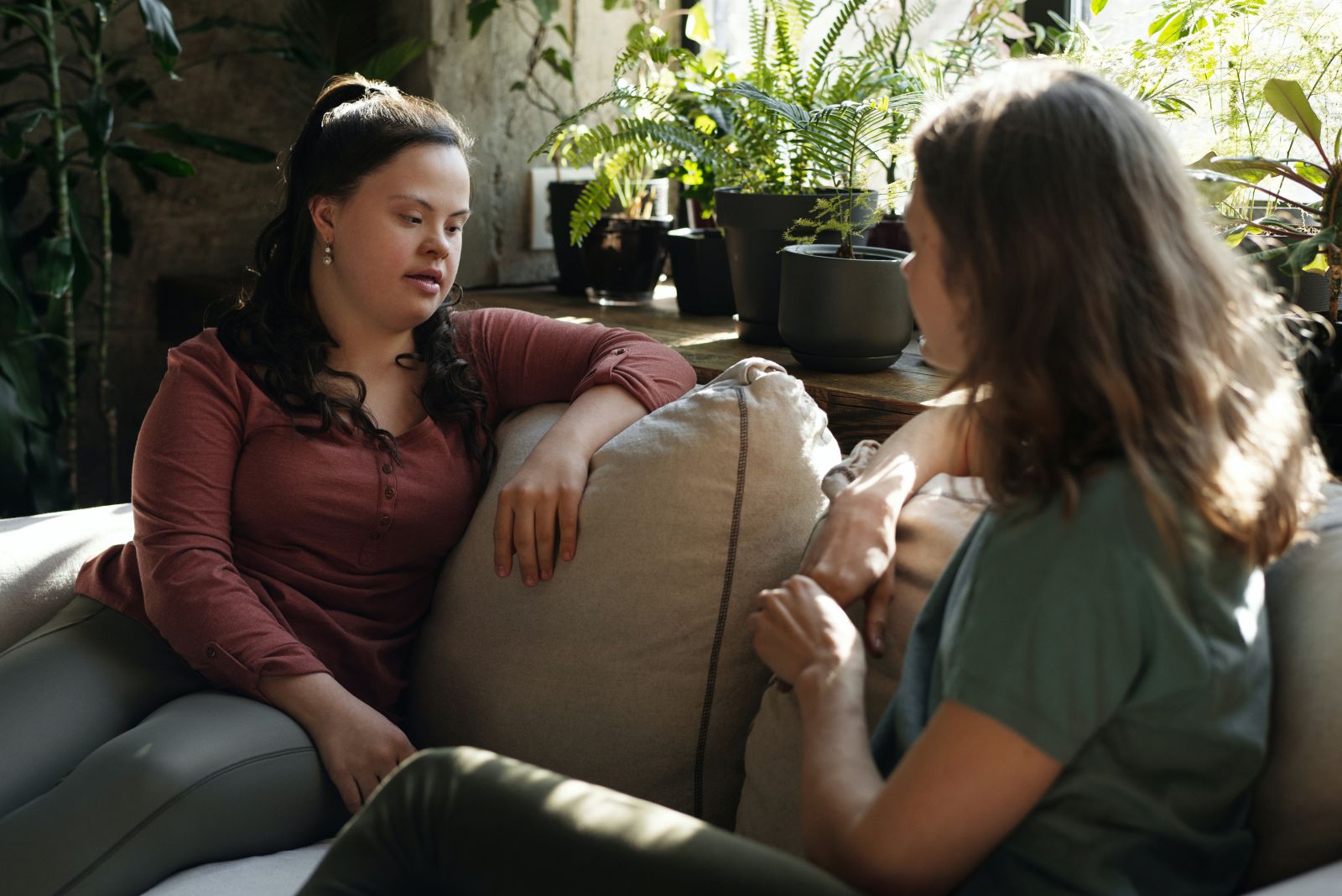 Duas mulheres conversando no sofá