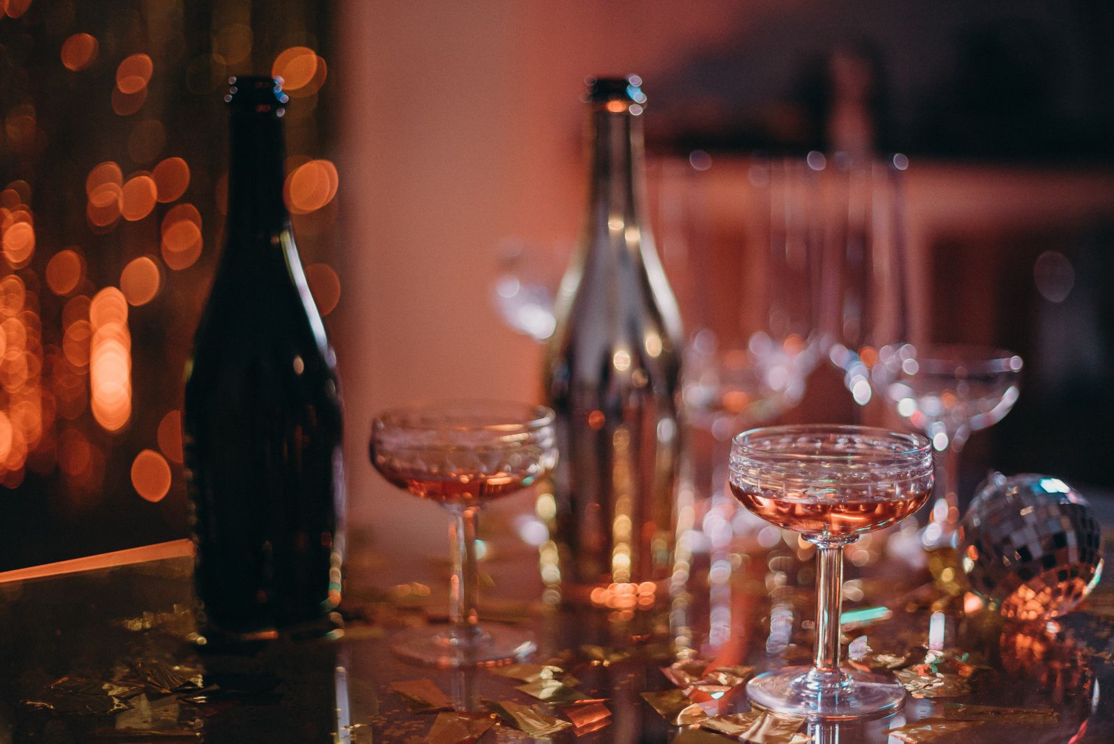 Taças de champanhe com garrafas ao lado