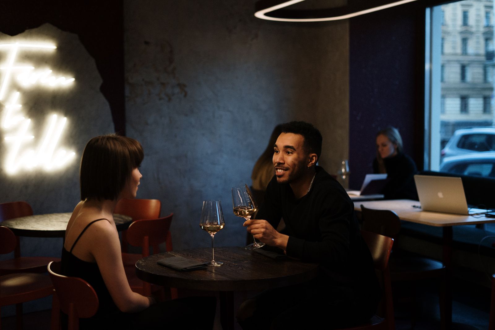 Homem e mulher em uma mesa de restaurante sorrindo