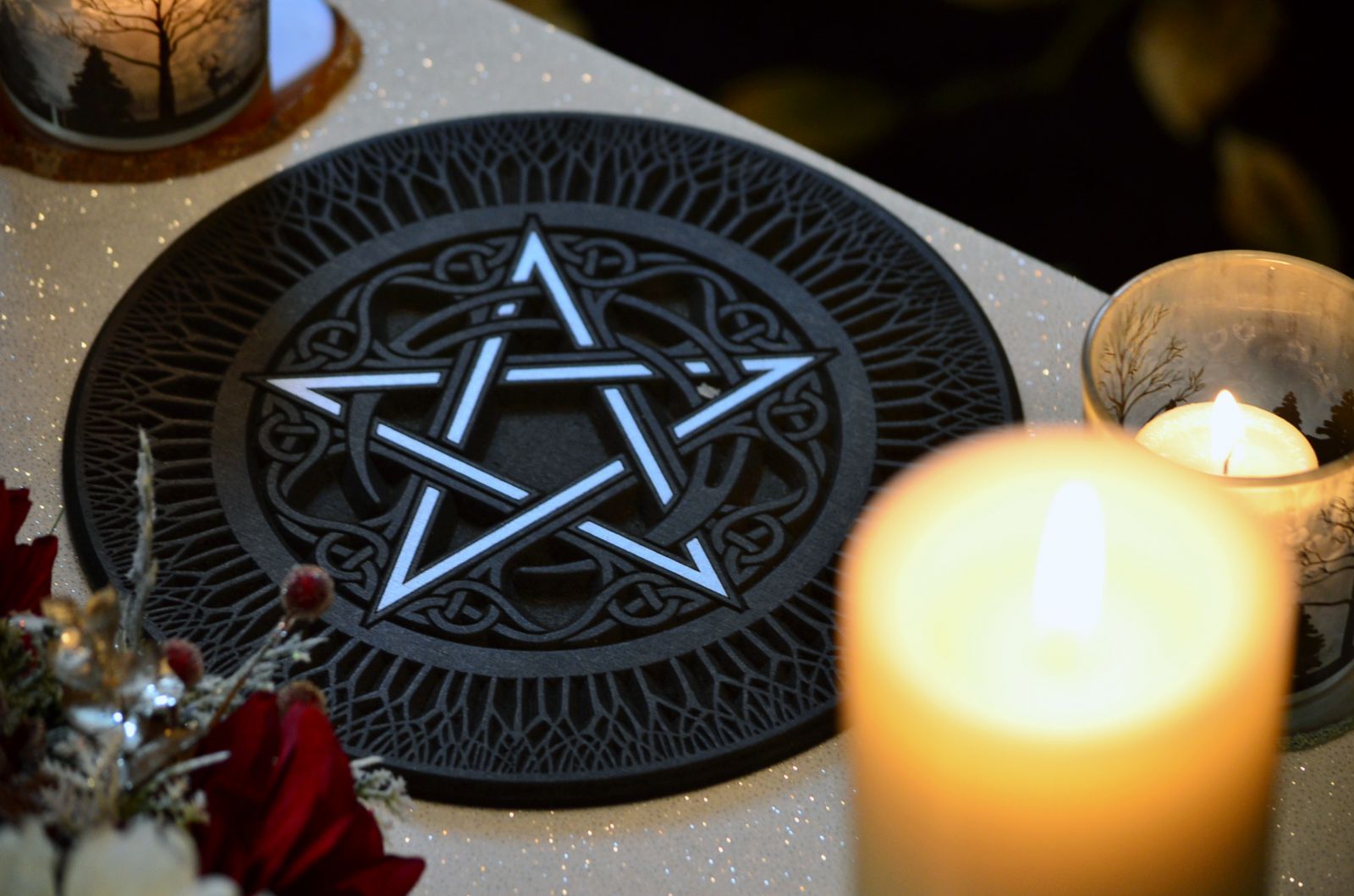Pentagrama em uma mesa com velas